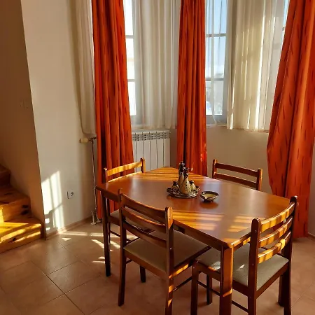 Апартаменти One-bedroom In The Beautiful Pinerose *